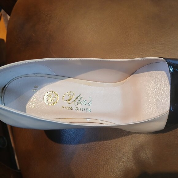 Practical patent leather comfortable pump. - Picture 8 of 8